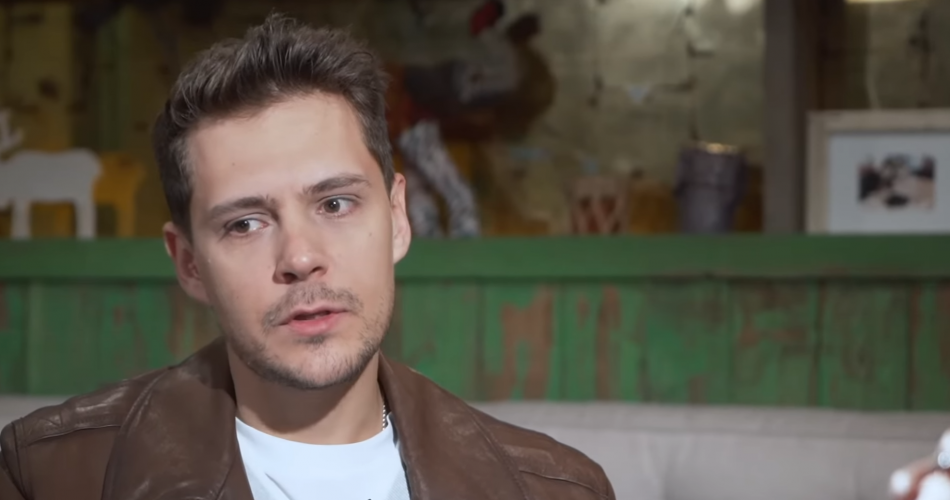 Милош Бикович удивил публику на ГУМ-катке появлением без семьи